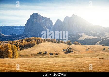 Schöner Blick auf die malerische alpine Landschaft mit traditionellen Holzchalets auf der Seiser Alm mit berühmten Berggipfeln der Region Dololite, in Südtirol, Italien Stockfoto