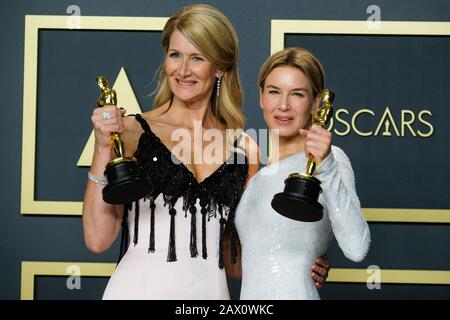 Hollywood, Kalifornien, USA. Februar 2020. Dolby Theatre im Hollywood & Highland Center, Hollywood, Großbritannien. Februar 2020. Laura dern und Renée Zellweger posieren mit dem Oscar für Die Schauspielerin In EINER Nebenrolle und Schauspielerin In EINER Hauptrolle im Film während der 92. Oscarverleihung 2020. Bild nach Gutschrift: Julie Edwards/Alamy Live News Stockfoto