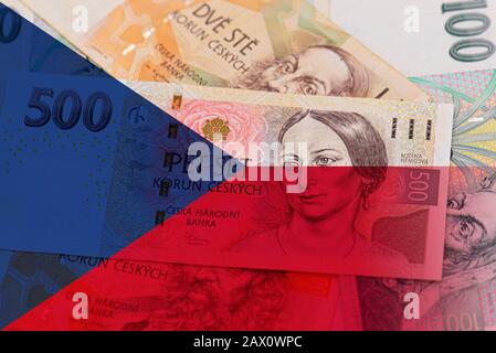 Tschechische Geld, 500, 200, 100 tschechische Korun-Banknoten und Tschechische Flagge, Konzeptbild Stockfoto