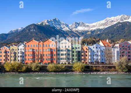 Panoramablick auf bunte Häuser und schneebedeckte Berggipfel im Hintergrund in der historischen Innenstadt von Innsbruck, Tyrol, Österreich Stockfoto