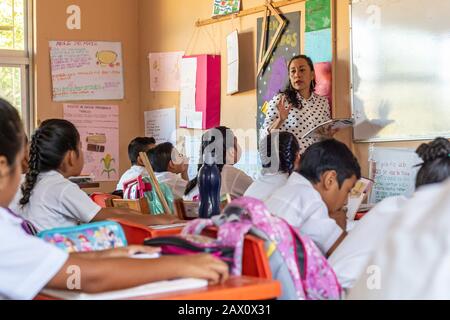 Brisas de Zicatela, Oaxaca, Mexiko - Escuela Primaria Tierra y Liberdad, eine Grundschule in der Nähe der Strandstadt Puerto Escondido im Pazifischen Ozean. Stockfoto