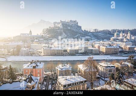 Klassische Ansicht der historischen Stadt Salzburg mit berühmten Festung Hohensalzburg und Salzach im malerischen Morgen bei Sonnenaufgang, Österreich Stockfoto