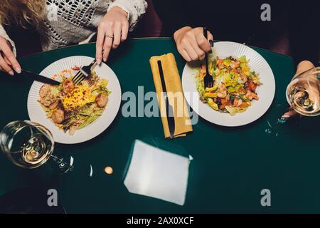 Gegrillter Lachsfisch mit frischem Gemüse auf dem Teller Stockfoto