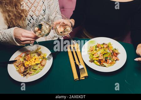 Gegrillter Lachsfisch mit frischem Gemüse auf dem Teller Stockfoto