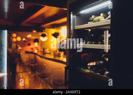 Speichern von Flaschen Wein in einem Kühlschrank. Alkoholische Karte im Restaurant. Kühlung und die Erhaltung der Wein Stockfoto