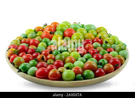 Wild Tomato oder Liebesapfel auf Holzschale mit weißem Hintergrund am weißen Hintergrund, wissenschaftlicher Name Lycopersicum Esculentum Mill Stockfoto