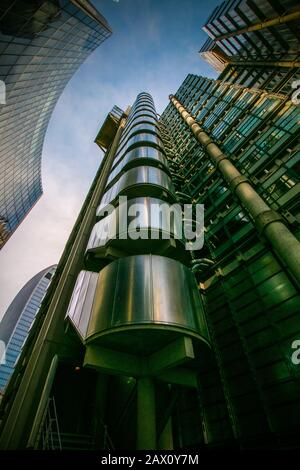 Der Blick nach oben auf das Lloyds of London Building in der Leadenhall Street zeigt, dass es eine einzigartige "Inside-out"-Architektur ist Stockfoto