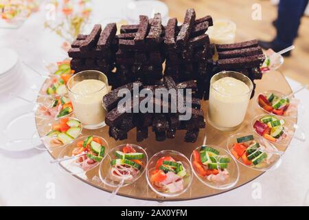 Bier-Imbiss gebratene Croutons auf Holzbrett Stockfoto