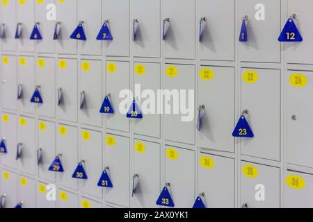 Graue Zellen-Schließfächer mit Schlüssel und Zahlen im Supermarkt Stockfoto