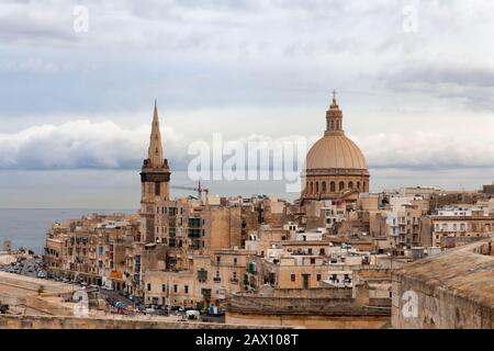 Panoramablick auf Valletta mit Unserer Lieben Frau vom Berg Carmel und der anglikanischen Pro-Cathedral St. Paul, Malta Stockfoto