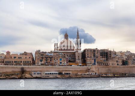 Panoramablick auf Valletta mit Unserer Lieben Frau vom Berg Carmel und der anglikanischen Pro-Cathedral St. Paul, Malta Stockfoto