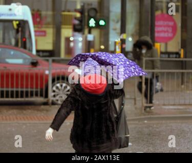 Glasgow, Schottland, Großbritannien, 9. Februar 2020: Großbritannien Wetter: Nächtliche stürmische Wetter mit der Prognose einer Fortsetzung in den nächsten vier Tagen sah Schneefall mit dem Wind in der Innenstadt. Copywrite Gerard Ferry/Alamy Live News Stockfoto