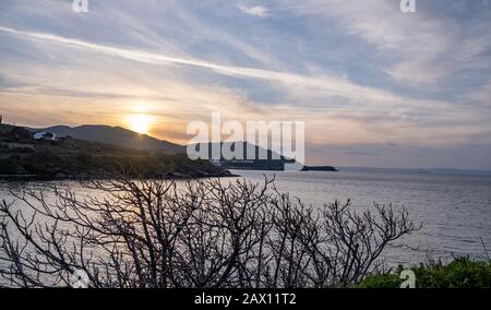 Sonnenuntergang über dem ägetischen Meer, blauorangefarbener Himmel mit Wolken Hintergrund, Kea Insel, Gialiskari Strand, Griechenland. Stockfoto