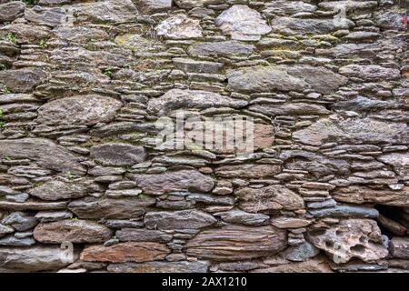 Hintergrund aus Stein und Felswand. Vintage grau Farbe Stein Wandhintergrund und Textur, Traditionelle architektonische Konstruktion Stockfoto