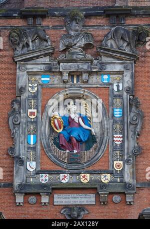 Mädchen von Dordrecht (1618) auf dem Groothoofdspoort, dem ehemaligen Hauptstadttor, in Dordrecht, Niederlande, abgebildet. Stockfoto