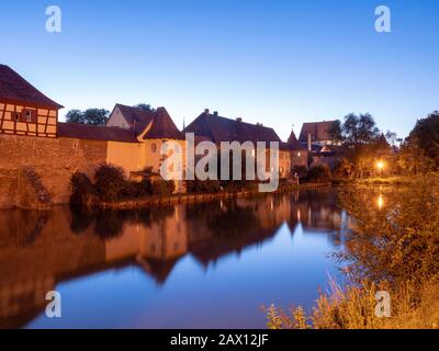 Weißenburg, Stadtmauer am Seeweiher, Dämmerung, Franken, Bayern, Deutschland, Weißenburg, Stadtwall Seeweiher, Blaue Stunde, Franken, Bayern, Deutschland Stockfoto