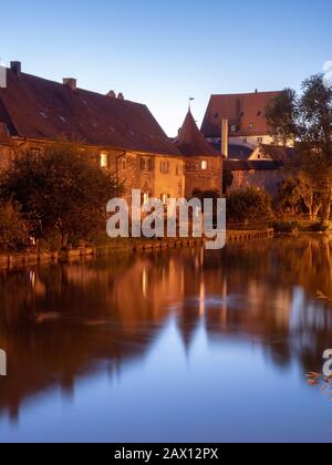 Weißenburg, Stadtmauer am Seeweiher, Dämmerung, Franken, Bayern, Deutschland, Weißenburg, Stadtwall Seeweiher, Blaue Stunde, Franken, Bayern, Deutschland Stockfoto