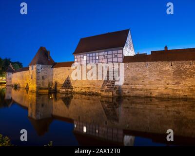 Weißenburg, Stadtmauer am Seeweiher, Dämmerung, Franken, Bayern, Deutschland, Weißenburg, Stadtwall Seeweiher, Blaue Stunde, Franken, Bayern, Deutschland Stockfoto