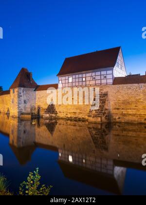 Weißenburg, Stadtmauer am Seeweiher, Dämmerung, Franken, Bayern, Deutschland, Weißenburg, Stadtwall Seeweiher, Blaue Stunde, Franken, Bayern, Deutschland Stockfoto