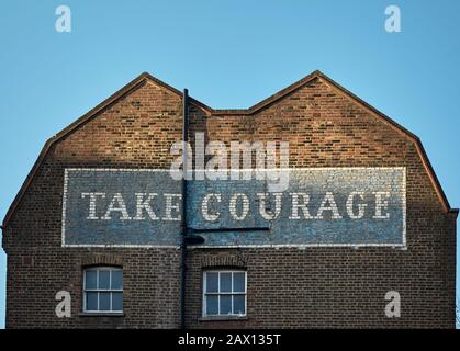 Nehmen Sie das Gespensterschild Courage auf einem ehemaligen Anchor-Brauereigebäude in London. Stockfoto