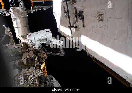 ISS - 20. Januar 2020 - die NASA-Astronautin Christina Koch ist während eines Raumflugs in der Nähe eines Solar-Arrays abgebildet, um die Aufrüstung der Stromversorgungssysteme auf dem Interna zu beenden Stockfoto