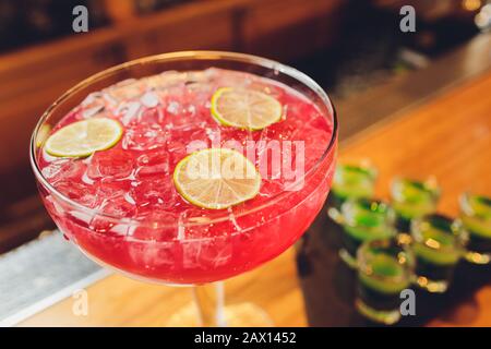 Der Barkeeper bereitet einen tollen Cocktail in der Nähe der Bar vor Stockfoto