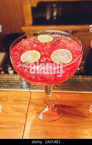 Der Barkeeper bereitet einen tollen Cocktail in der Nähe der Bar vor Stockfoto