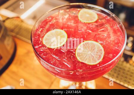 Der Barkeeper bereitet einen tollen Cocktail in der Nähe der Bar vor Stockfoto