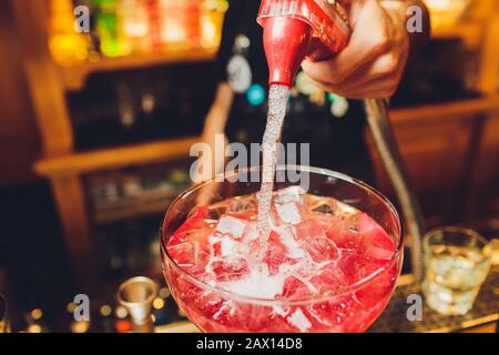 Der Barkeeper bereitet einen tollen Cocktail in der Nähe der Bar vor Stockfoto