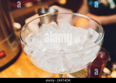 Der Barkeeper bereitet einen tollen Cocktail in der Nähe der Bar vor Stockfoto