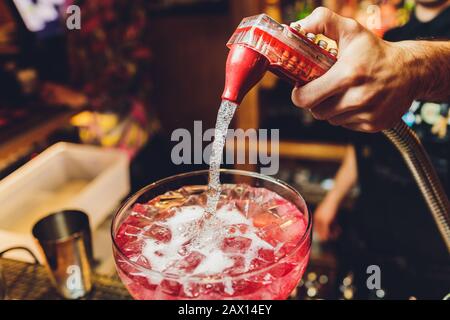 Der Barkeeper bereitet einen tollen Cocktail in der Nähe der Bar vor Stockfoto