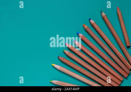 Satz gebrauchte mehrfarbige Bleistifte. Ansicht von oben. Selektiver Fokus. Nahaufnahme. Stockfoto