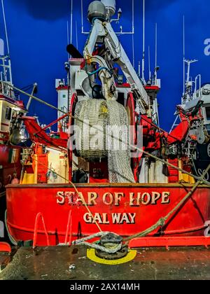 Killybegs, DONEGAL/IRLAND - 9. FEBRUAR 2020 - Der Stern der Hoffnung, der im Hafen während des Sturms Ciara vermauert wurde. Stockfoto