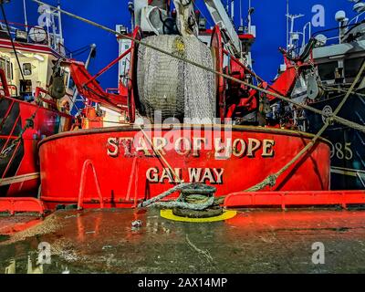 Killybegs, DONEGAL/IRLAND - 9. FEBRUAR 2020 - Der Stern der Hoffnung, der im Hafen während des Sturms Ciara vermauert wurde. Stockfoto