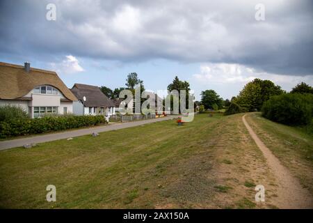 Der idyllische Radweg im kleinen Dorf Zempin am Achterwasser auf der Insel Usedom an einem wunderbaren Tag. Stockfoto