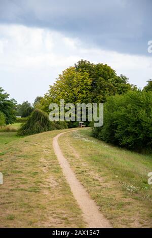 Der idyllische Radweg im kleinen Dorf Zempin am Achterwasser auf der Insel Usedom an einem wunderbaren Tag. Stockfoto