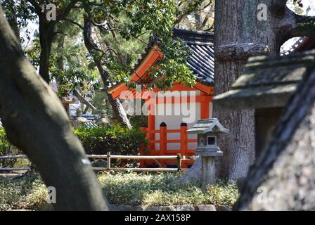Kleiner Tempel in einer Ecke des Parks Stockfoto