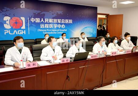 (200210) -- PEKING, 10. Feb. 2020 (Xinhua) -- Foto vom 9. Februar 2020 zeigt den Standort einer 5G-Telekonsultation im chinesischen Volksbefreiungsheer (PLA) General Hospital in Peking, der Hauptstadt Chinas. Das in Peking ansässige chinesische Volksbefreiungsheer (PLA) General Hospital führte am Sonntag mit dem Huoshenshan Hospital, einem kürzlich errichteten provisorischen Krankenhaus in Wuhan, 5G-Fernmeldedienste durch, um den neuartigen Ausbruch der Coronavirus-Pneumonie zu bekämpfen. Die Telekonsultation markiert auch den Start des Telekonsultationssystems zwischen den beiden Krankenhäusern. Das System wird vom 5G-Netzwerk unterstützt Stockfoto