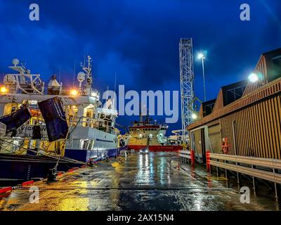 Killybegs, DONEGAL/IRLAND - 9. FEBRUAR 2020 - Der Hafen ist voller Fischerboote während des Sturms Ciara. Stockfoto