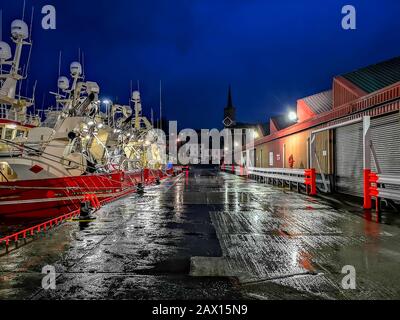 Killybegs, DONEGAL/IRLAND - 9. FEBRUAR 2020 - Der Hafen ist voller Fischerboote während des Sturms Ciara. Stockfoto