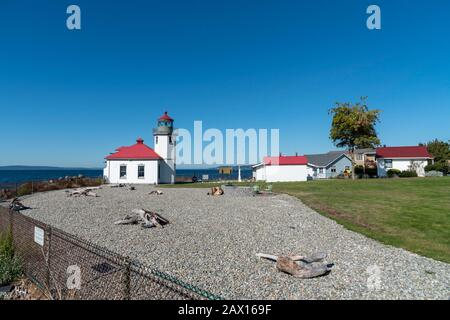 Alki Point Leuchtturm in West Seattle unter blauem Himmel Mittentag. Stockfoto