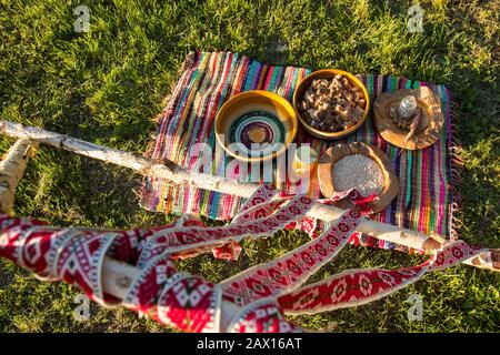 Vorbereitung des traditionellen lettischen Rituals zur Feier der Sommersonnenwende. Stockfoto