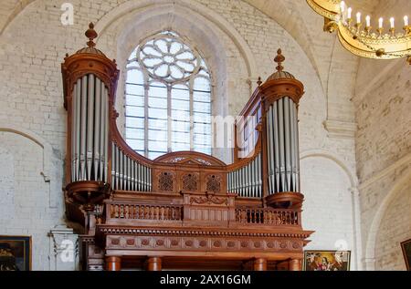 Verzierte alte Orgel, Holz, Pfeifen, Musikinstrument, Bleiglasfenster, Steinwand, St. Vincent-Kathedrale, kleinste in Frankreich noch in Gebrauch, katholische c Stockfoto