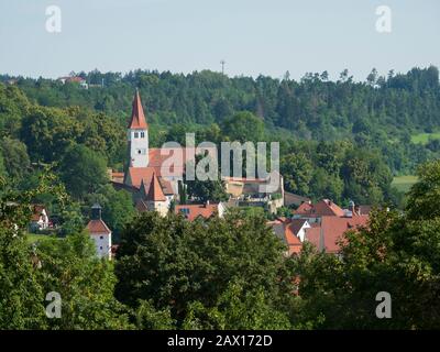 Blick auf Greding mit Kirche, Altmühltal, Bayern, Deutschland, Greding und Kirche, Altmühltal, Altmühltal, Bayern, Deutschland Stockfoto