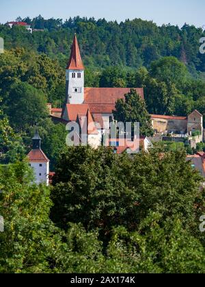 Blick auf Greding mit Kirche, Altmühltal, Bayern, Deutschland, Greding und Kirche, Altmühltal, Altmühltal, Bayern, Deutschland Stockfoto