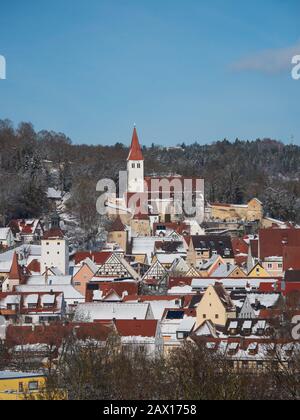 Blick auf Greding mit Kirche mit Schnee, Altmühltal, Bayern, Deutschland, Greding und Kirche, Schnee, Altmühltal, Altmühltal, Bayern, Ge Stockfoto