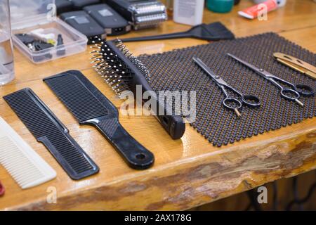 Einstellen der verschiedenen professionellen Friseur- Tools und Spiegel im barbershop Nahaufnahme von einem Friseur am Arbeitsplatz. Nahaufnahme der Friseur am Arbeitsplatz Stockfoto
