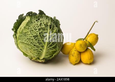 Roher und frischer Kohl und Zitronen, frisch aus dem Garten ausgewählt, grün und gelb und reich an Vitaminen; vom Garten bis zur Küche, um Gesundheit zu schaffen Stockfoto