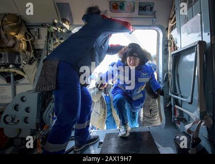 Die NASA-Astronautin Christina Koch besteicht einen russischen MI-8-Hubschrauber, nachdem das Raumschiff Sojus MS-13 mit anderen Besatzungsmitgliedern, Roskosmos Kosmonaut Alexander Skvortsov, und ESA-Astronaut Luca Parmitano, berührt wurde, landete an Bord des russischen Raumschiffs Sojus MS-13 in einem abgelegenen Gebiet am 6. Februar 2020 in der Nähe der Stadt Zhezkazgan, Kasachstan. Koch kehrte zur Erde zurück, nachdem er 328 Tage im All, dem längsten Raumflug einer Frau in der Geschichte, als Mitglied der Expeditions 59-60-61 auf der Internationalen Raumstation einloggt hatte. Stockfoto