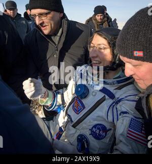 Die NASA-Astronautin Christina Koch wird in das medizinische Zelt getragen, nachdem das Raumschiff Sojus MS-13 mit anderen Besatzungsmitgliedern, Roskosmos Kosmonaut Alexander Skvortsov, berührt wurde. Und ESA-Astronaut Luca Parmitano landete an Bord des russischen Raumschiffs Sojus MS-13 in einem abgelegenen Gebiet am 6. Februar 2020 in der Nähe der Stadt Zhezkazgan, Kasachstan. Koch kehrte zur Erde zurück, nachdem er 328 Tage im All, dem längsten Raumflug einer Frau in der Geschichte, als Mitglied der Expeditions 59-60-61 auf der Internationalen Raumstation einloggt hatte. Stockfoto